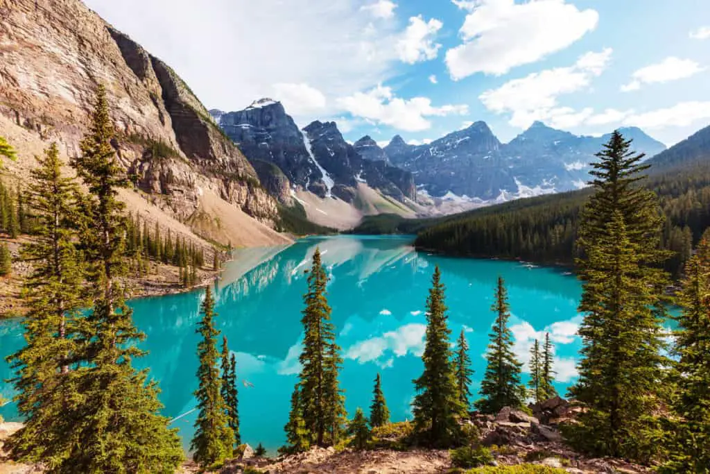 Morain Lake and its striking turquoise water dominating the landscape of the Valley of the Ten Peaks