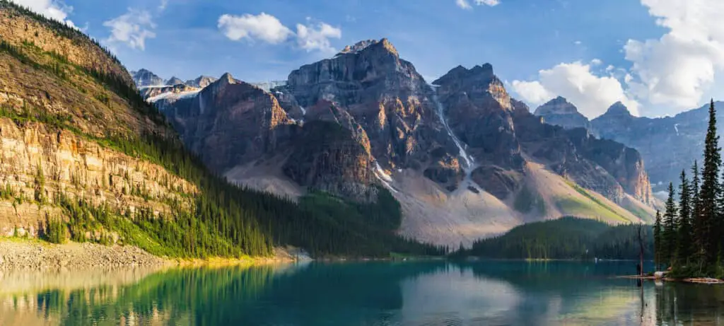 Panorama shot of the Valley of the Ten Peaks dominating the turquoise waters of Moraine Lake