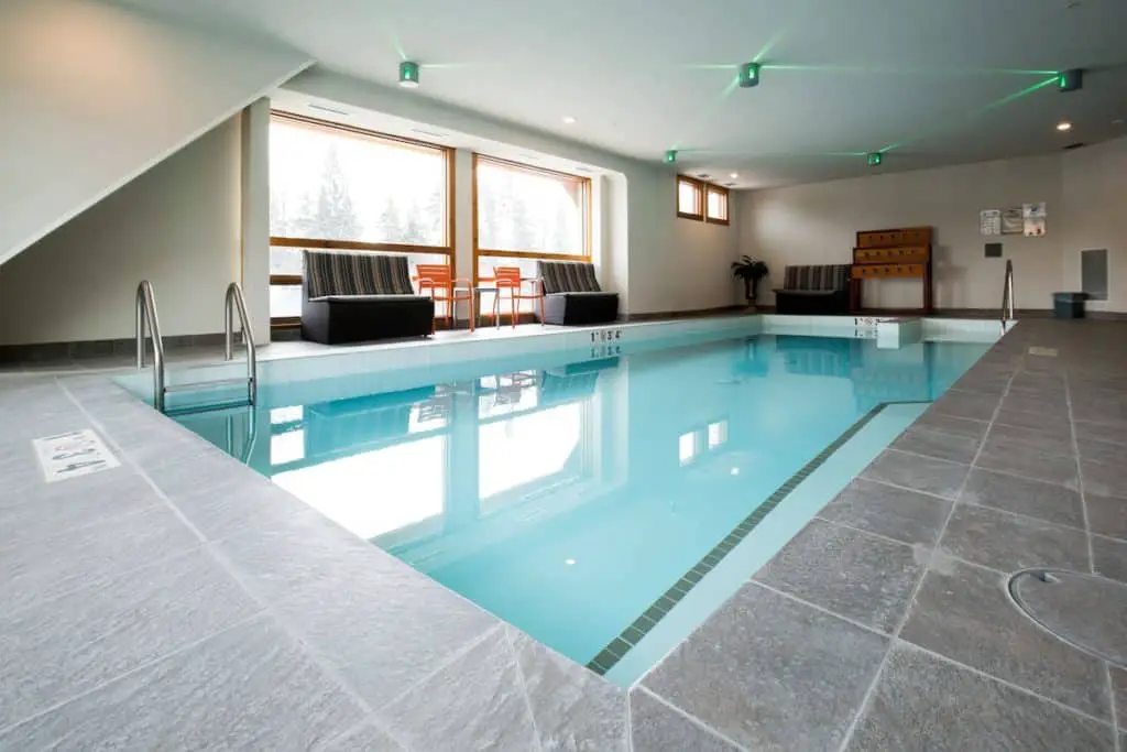 The indoor pool of the Moose Hotel And Suites in the town of Banff