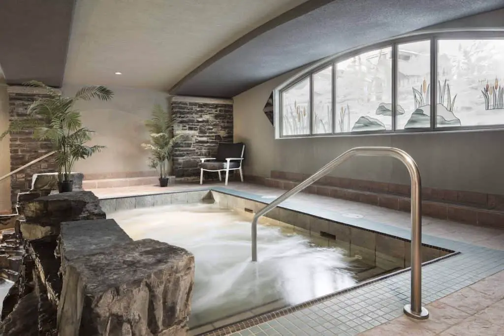 The indoor pool of the Royal Canadian Lodge in Banff